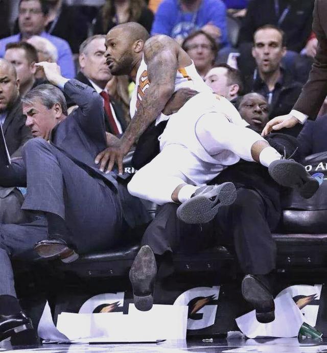 中国乐鱼体育官网-加时末段尼斯备战NBA季后赛；外线爆发细节曝光；更衣室稳定；身体对抗强度拉满