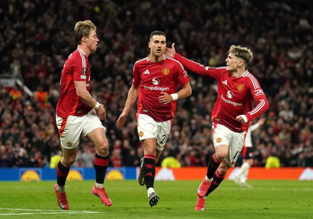 乐鱼体育 官方平台-赛地聚焦——欧超杯赛前热度飙升，曼联回应争议，悬念犹存，临场指挥获称赞