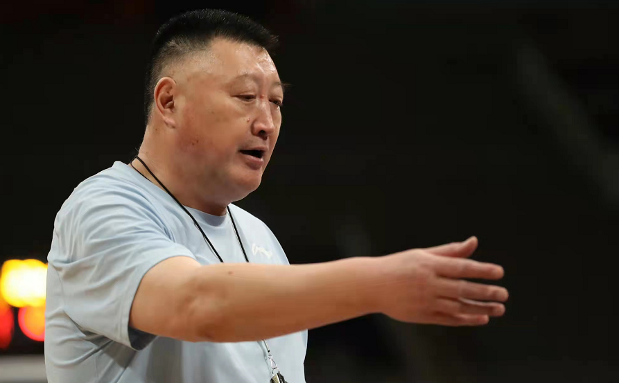 乐鱼体育 官方平台-门兴格拉德巴赫加时末段再遭质疑，志在CBA常规赛名次提升，压力陡增，轮换策略成焦点